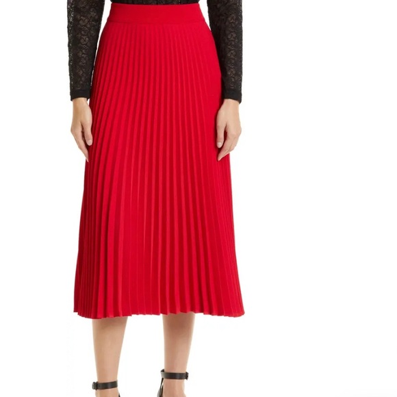 Red pleated skirt - Picture 2 of 11
